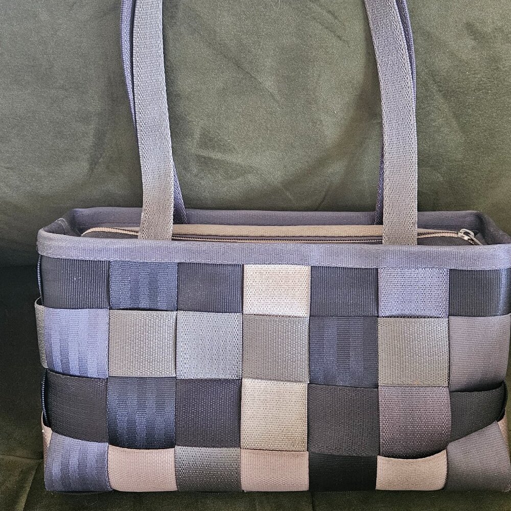 Harvey's Seatbelt purse